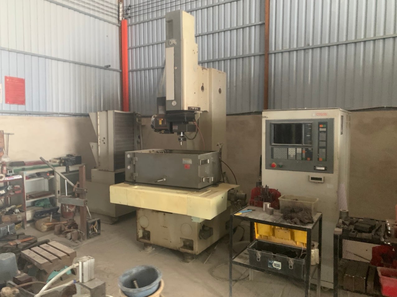 Vertical machining center machine 1.jpg